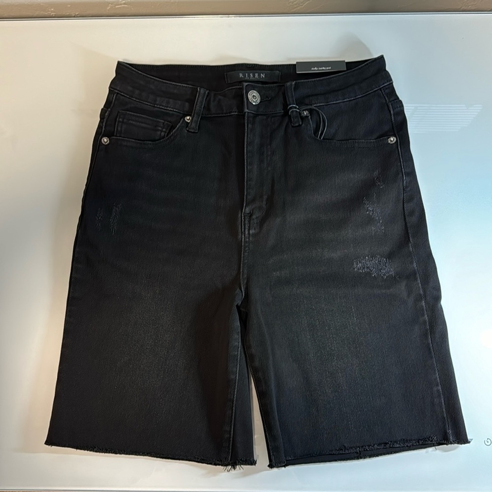 Risen black hi-rise raw hem mid thigh denim shorts M